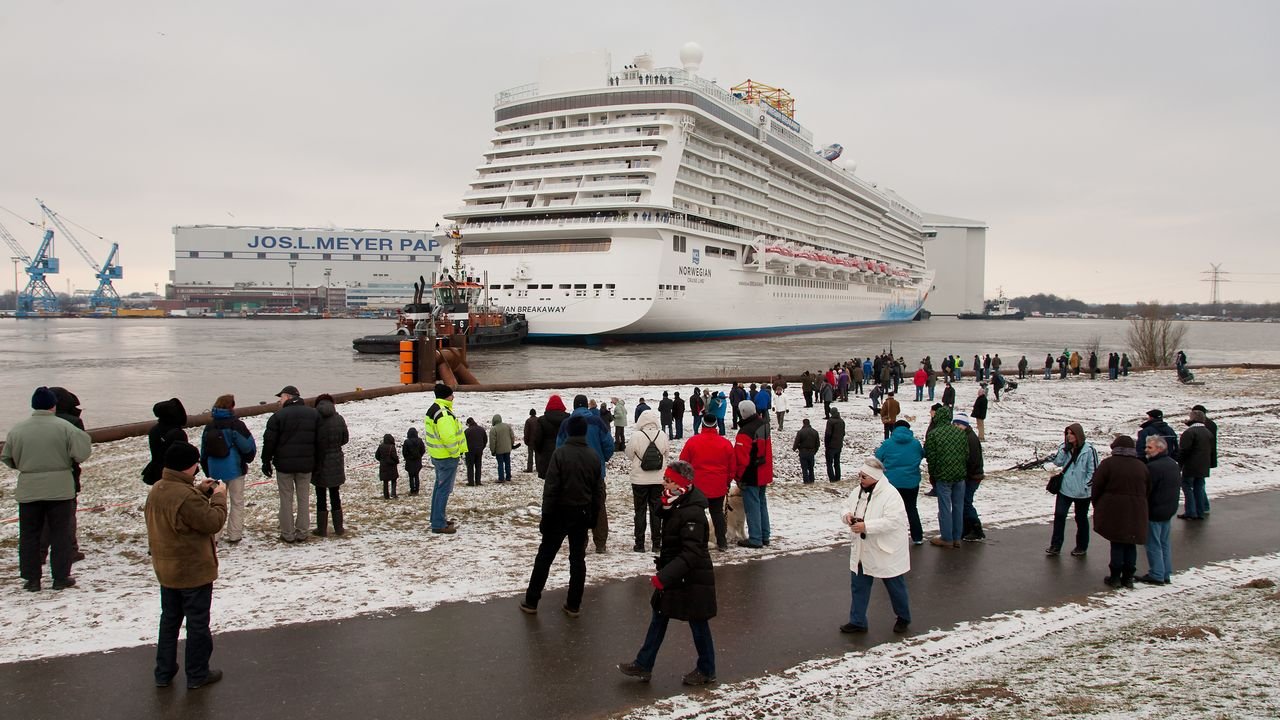 papenburg-meyer-werft-2013-norwegian-breakaway-005