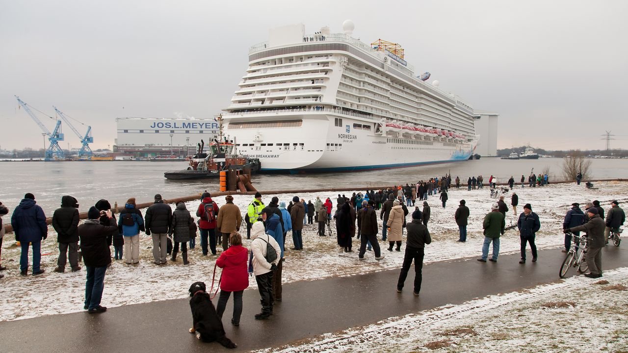papenburg-meyer-werft-2013-norwegian-breakaway-006