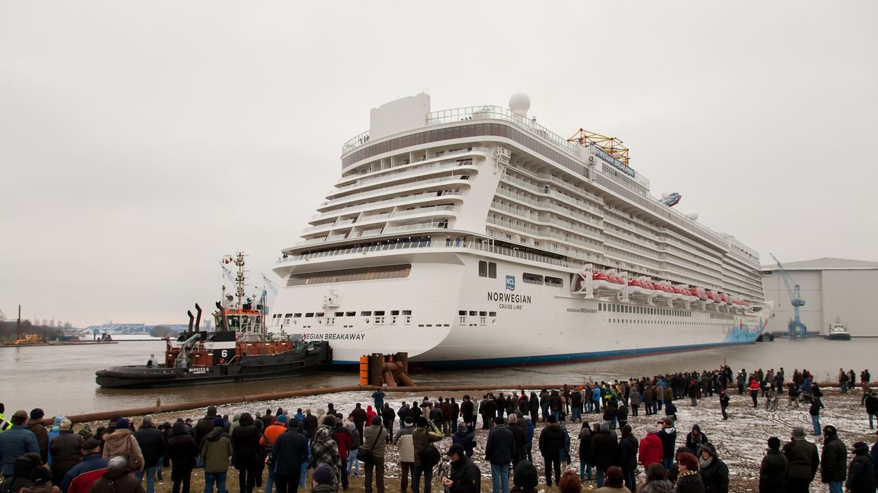 papenburg-meyer-werft-2013-norwegian-breakaway-007