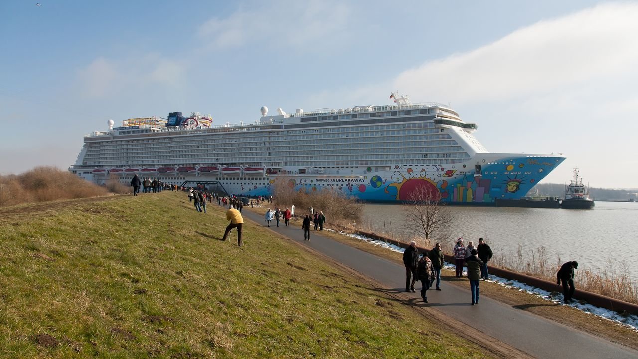papenburg-meyer-werft-2013-norwegian-breakaway-009