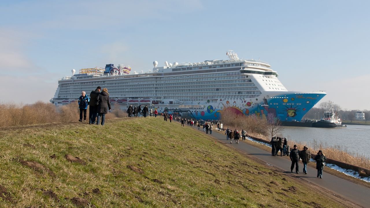 papenburg-meyer-werft-2013-norwegian-breakaway-010