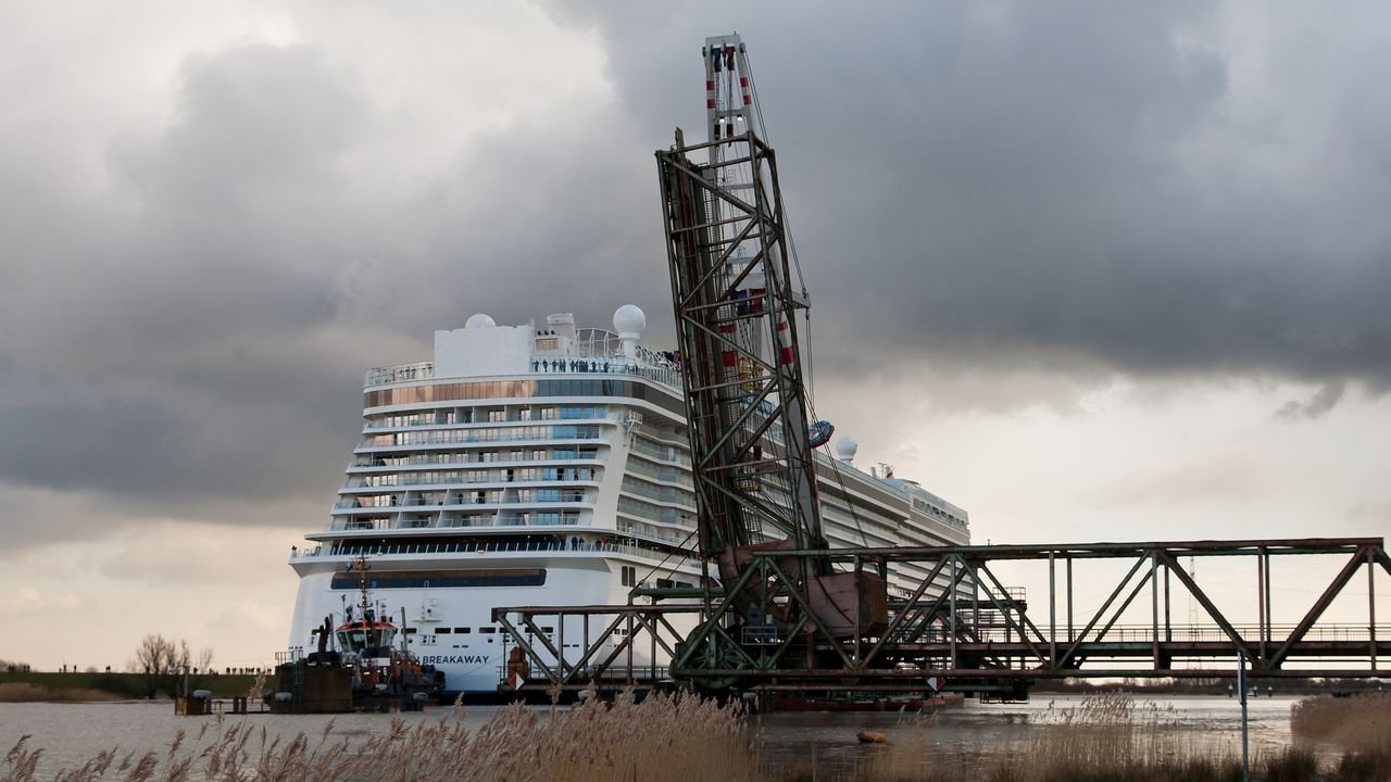 papenburg-meyer-werft-2013-norwegian-breakaway-014